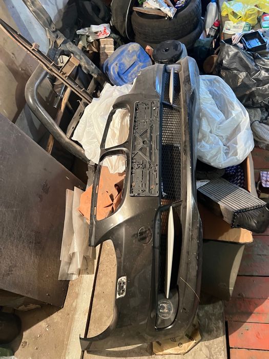 Бампер е 90 е 92 е93 гарний стан цілий