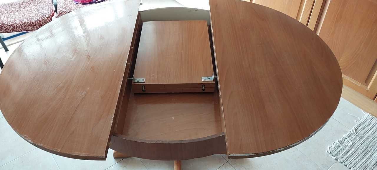 Mesa de jantar redonda extensível.