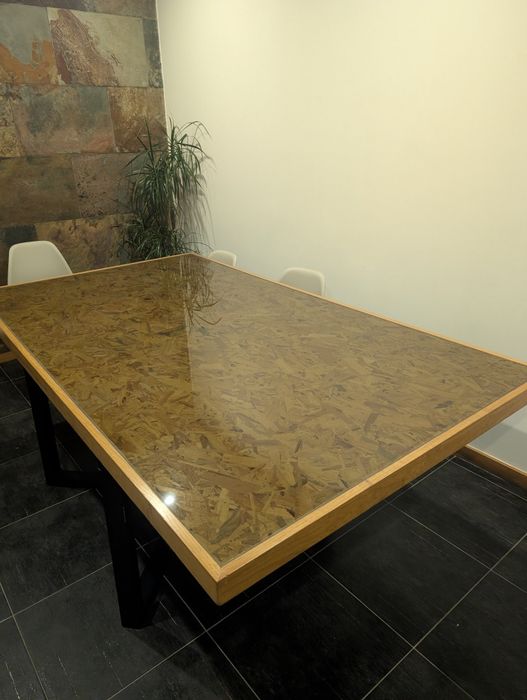 Mesa madeira maciça e vidro pés em metálicos