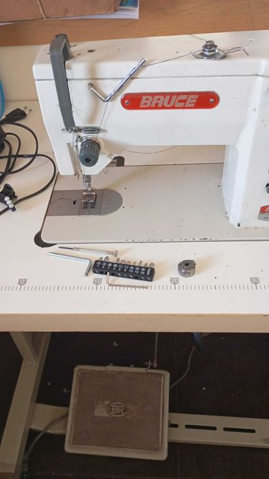 Máquinas de costura, corte e cose e uma Bruce semi industrial reta