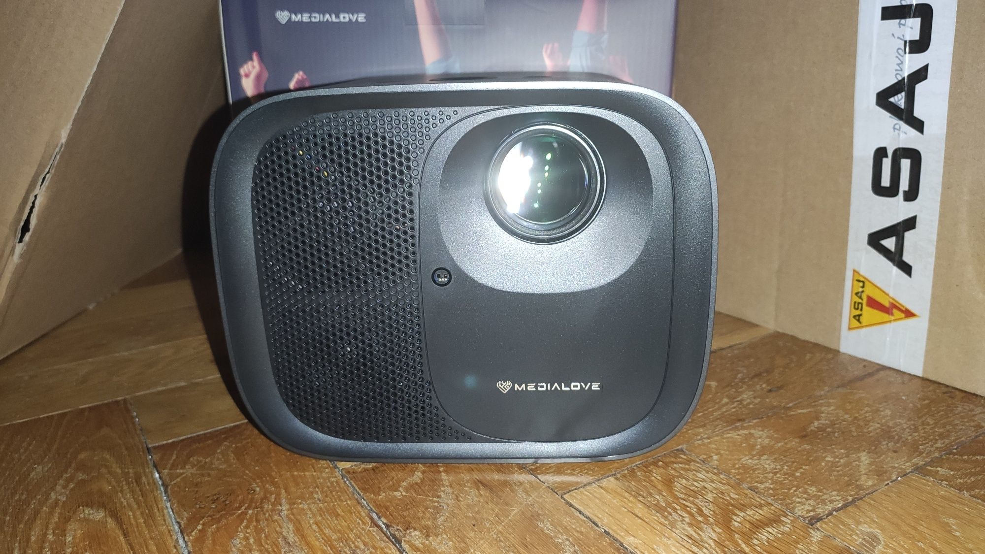 Projektor medialove m500 z AndroidTV, Google Play, Google Asystent.