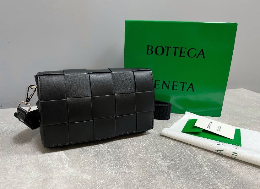 Bottega Veneta Cassette сумка чорна шкіряна чоловіча мужская