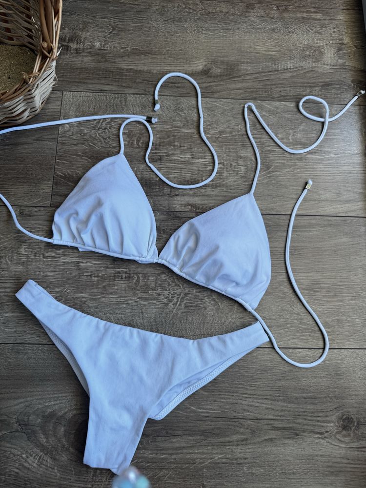 Bialy stroj kapielowy bikini