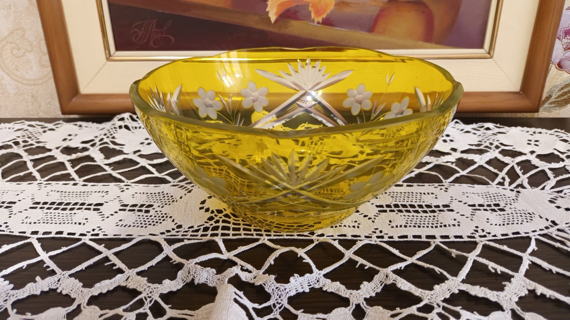 Цветное стекло,   конфетница, кувшинчик, часы.