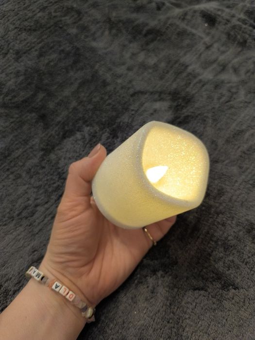 Śliczna brokatowa świeca na baterie w kolorze białym, aaa