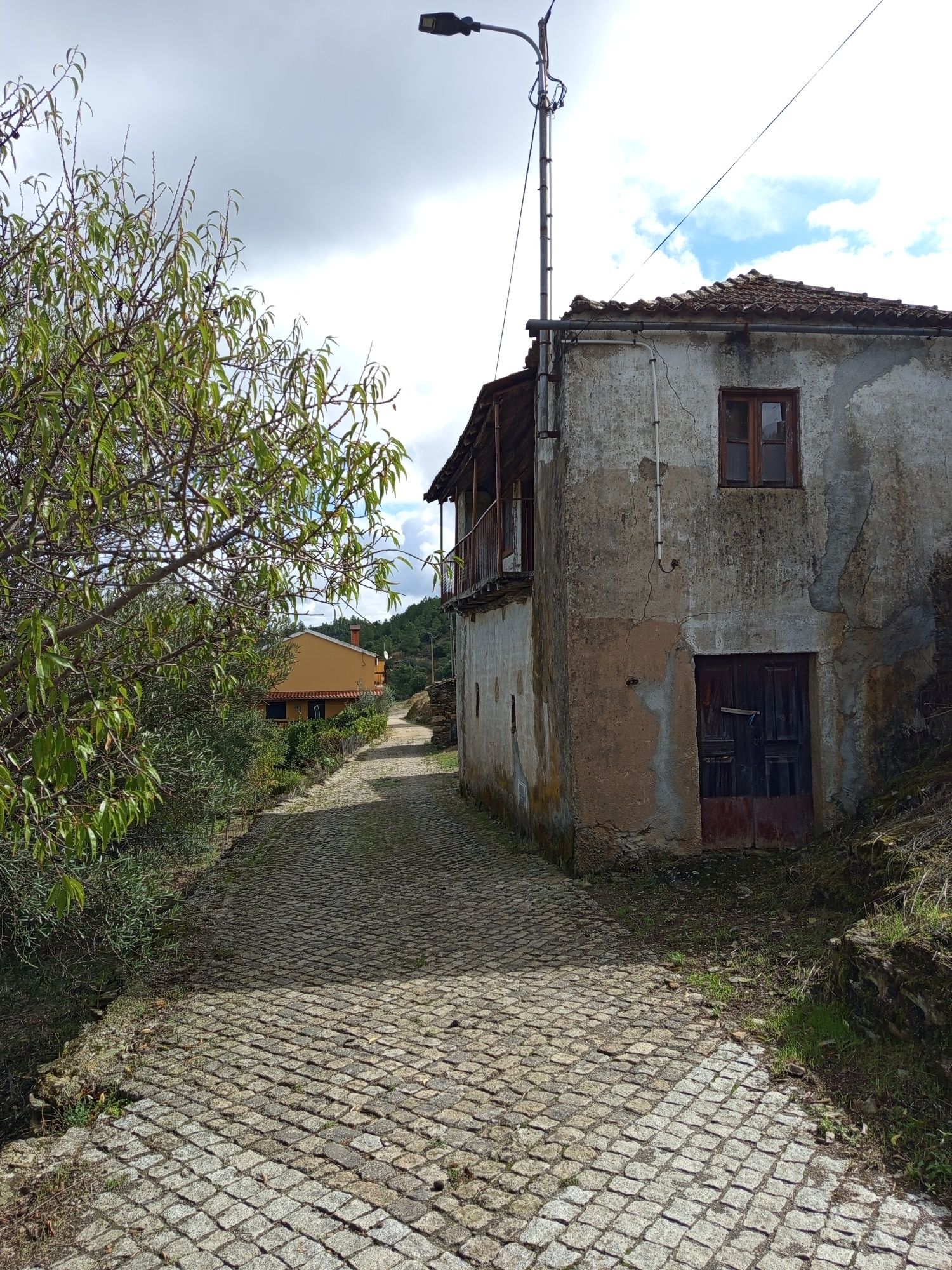 Vendo uma casa em mós Moncorvo