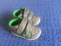 Ténis cinzentos com tiras velcro