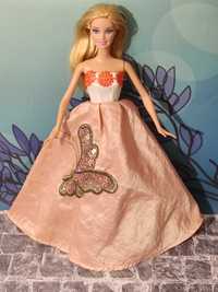 Lalka Barbie w długiej łososiowej sukience