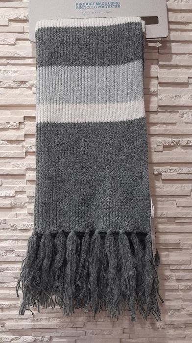 Szalik damski w szerokie pasy, z frędzlami