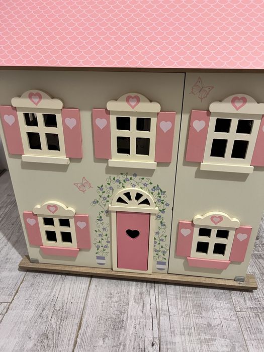 Duży drewniany domek