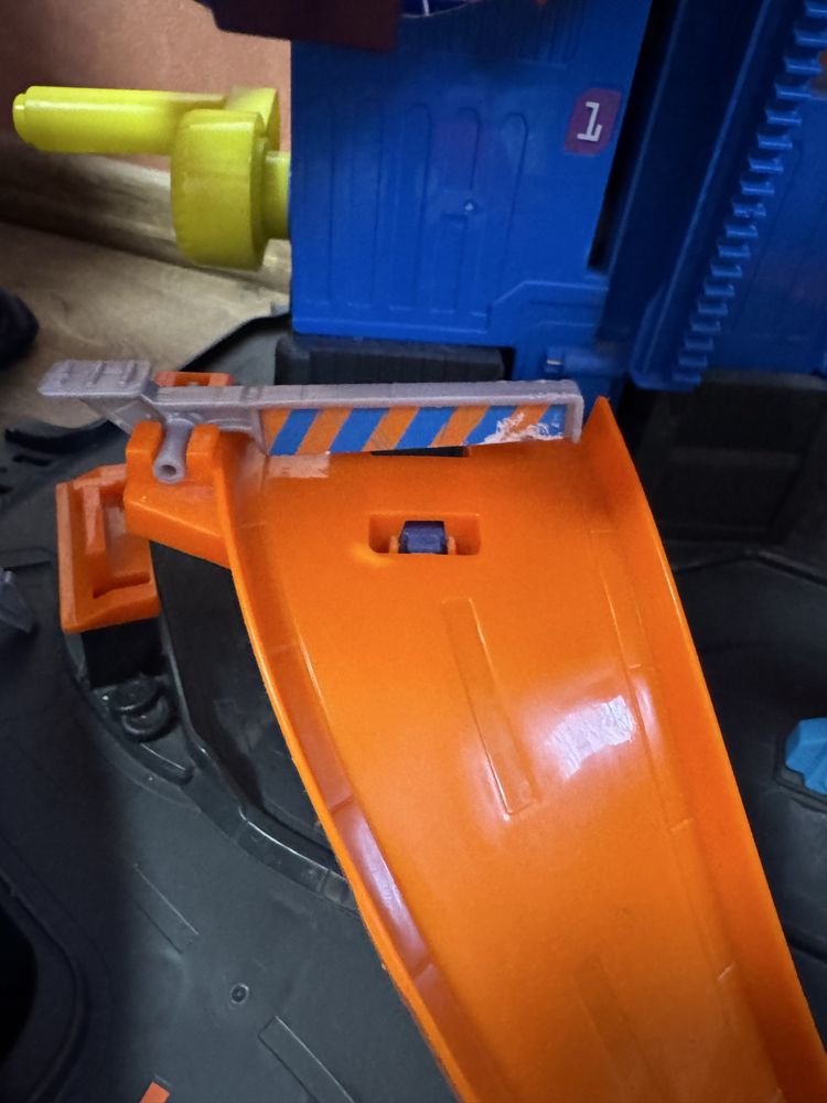Трек hot wheels, парковка