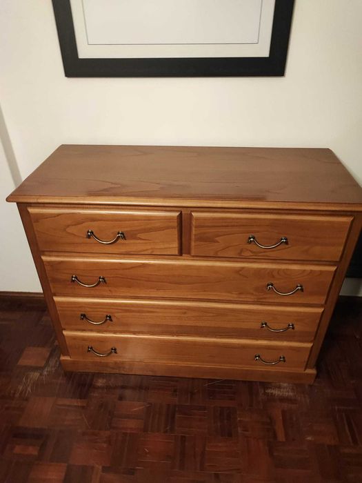 Comoda com 5 gavetas em madeira nobre