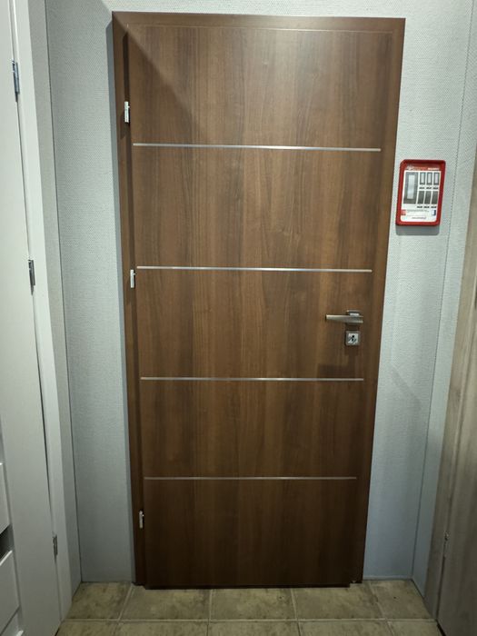 Drzwi Discovery z listwami aluminowymi orzech