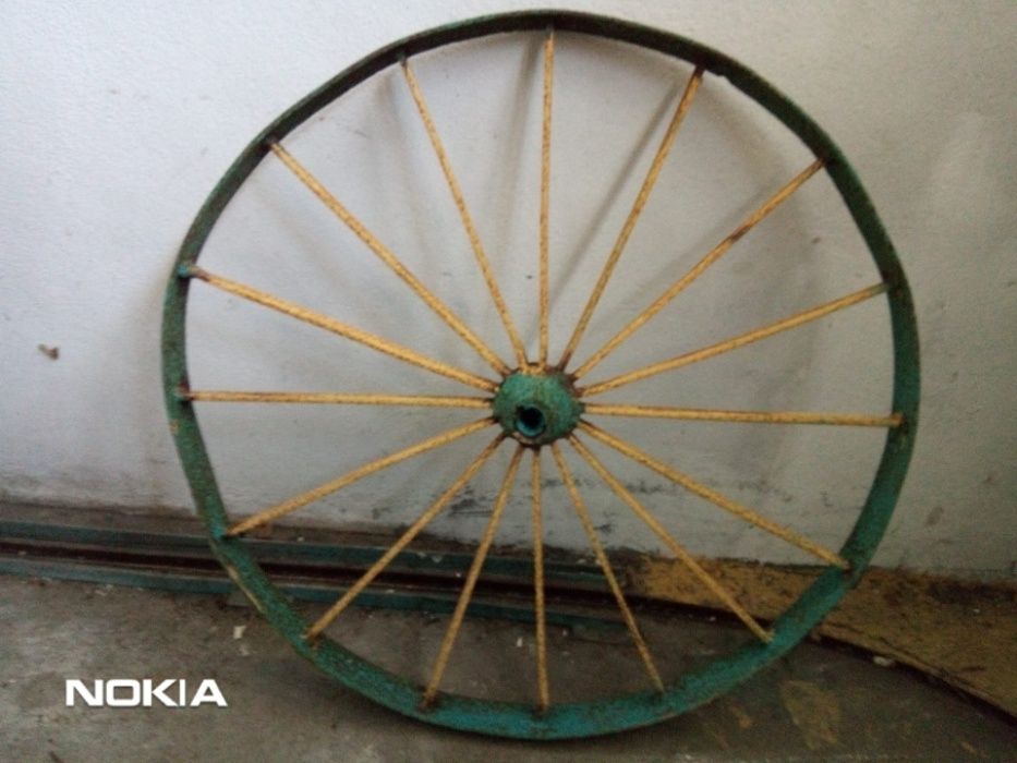 Roda de Carroça/Caro de Boi em Ferro Antiga em Bom Estado