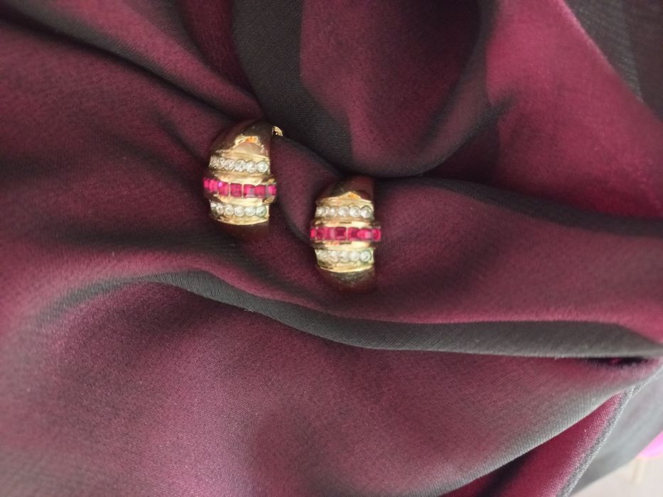 Conjunto brincos dourados com brilhantes  e pedras vermelhas  Shock