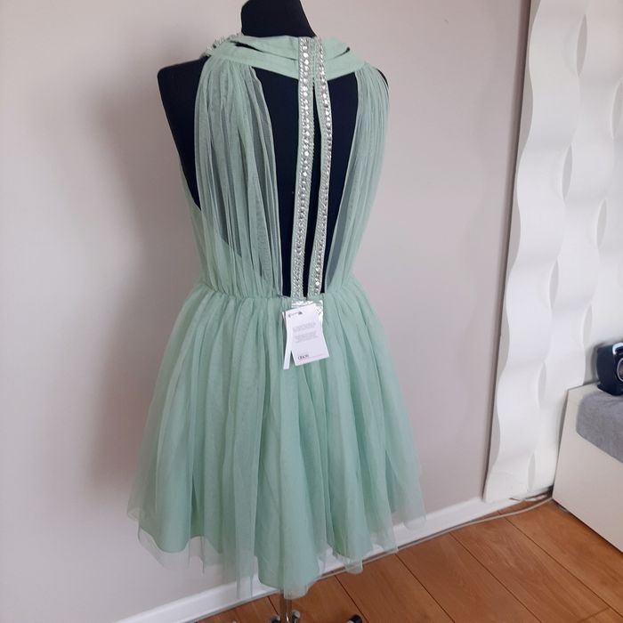 Miętowa Sukienka z tiulową spódnicą odkrytymi plecami np na wesele