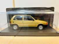 Fiat UNO 1:24 kolor złotym Hachette lub Salvat edeycja zagraniczna