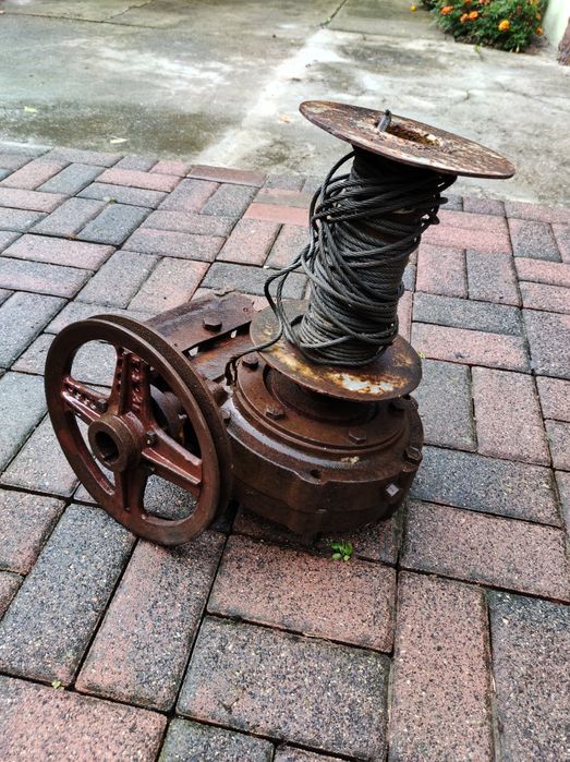 Przekładnia z wyciągarką i kołem pasowym