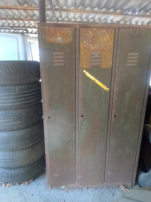 Шкаф металческий для автостоянки или офиса . Требует покраски .