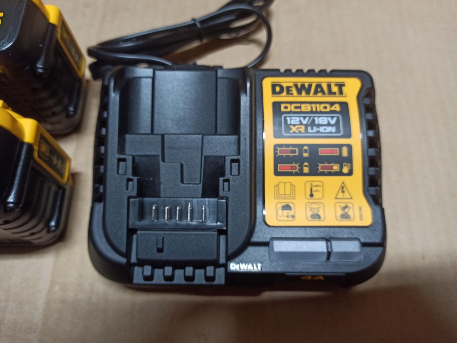 Zestaw DeWalt 2 Baterie 5.0ah 18v 2023 + ładowarka DCB1104 NOWE
