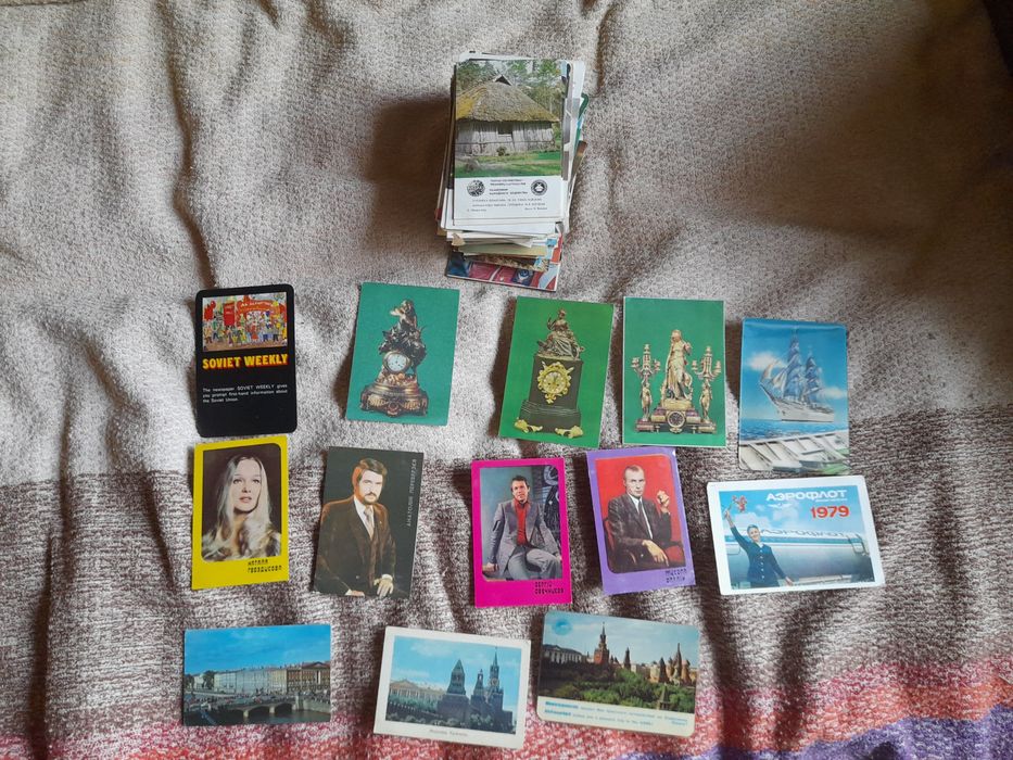 настольных календарей 296 штук разных