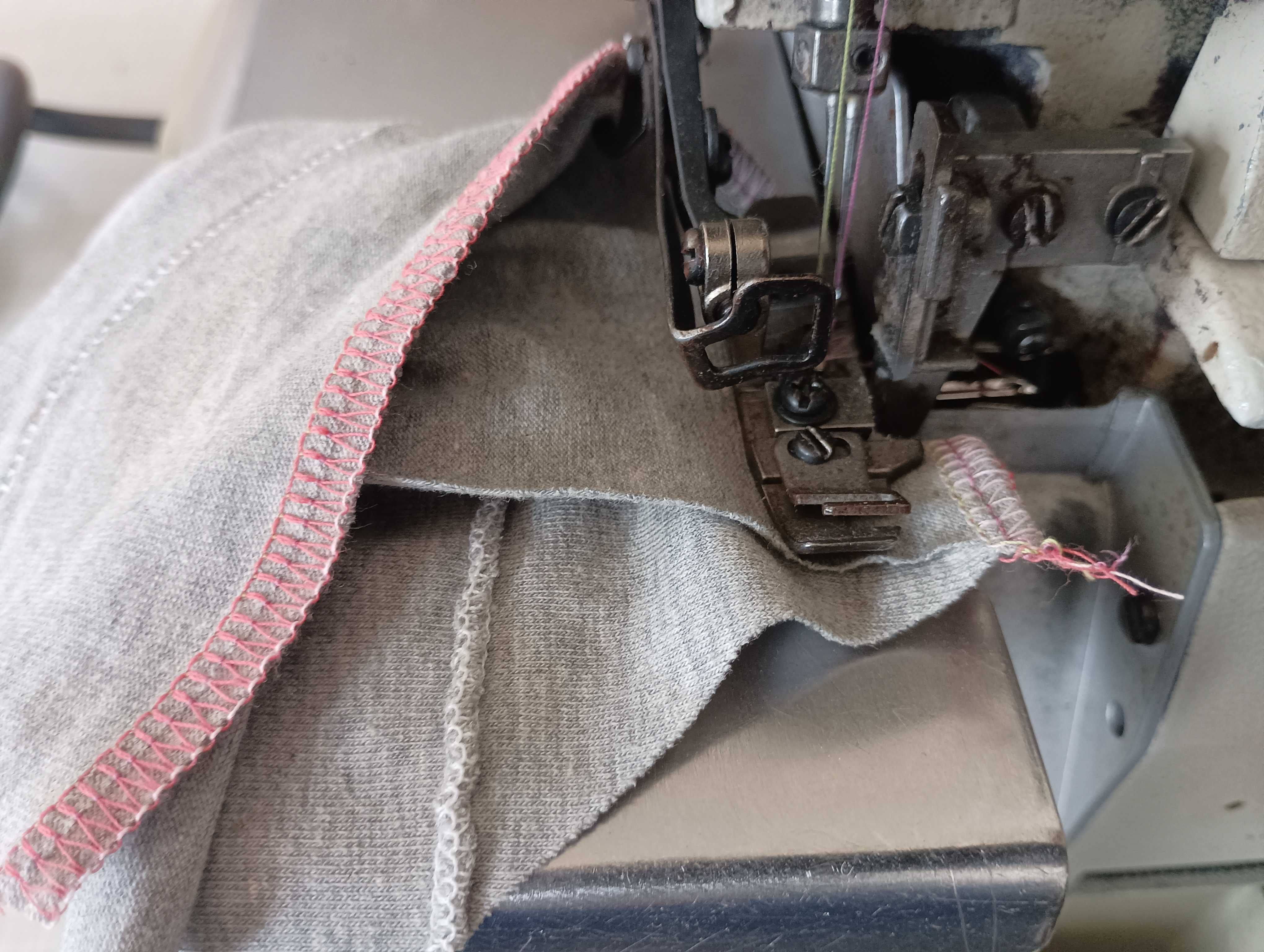 Máquina de corte e cose