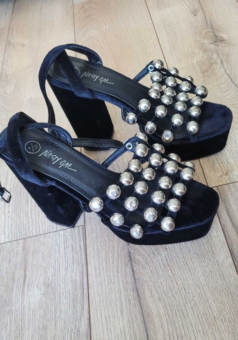 Czarne zamszowe buty na platformie marki Nasty Gal, roz. 37