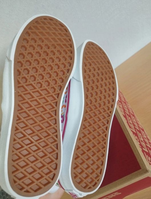 Vans Rainbow Tamanho 35 novos nunca usados, sem a caixa original.