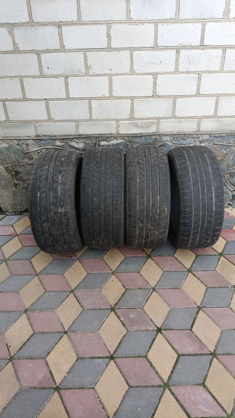 Шини  235/45 r17