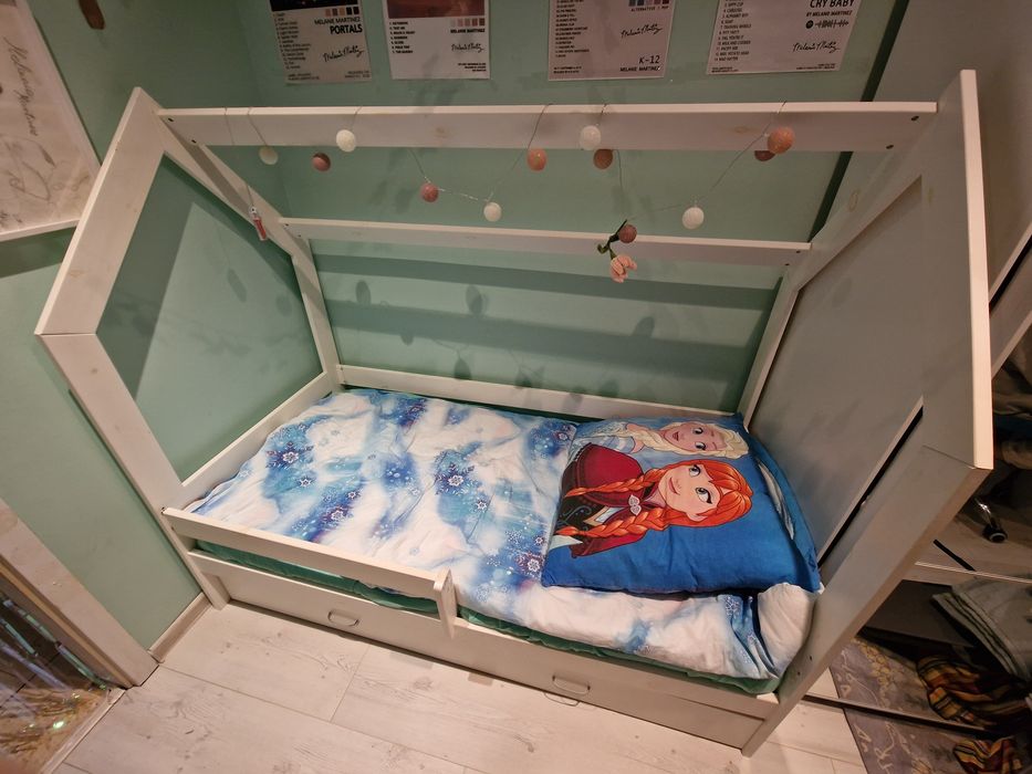 Łóżko domek z materacem i pościelą
