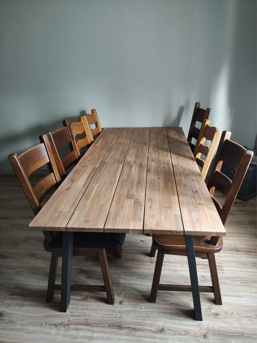 Solidny stół drewniany na metalowych nogach