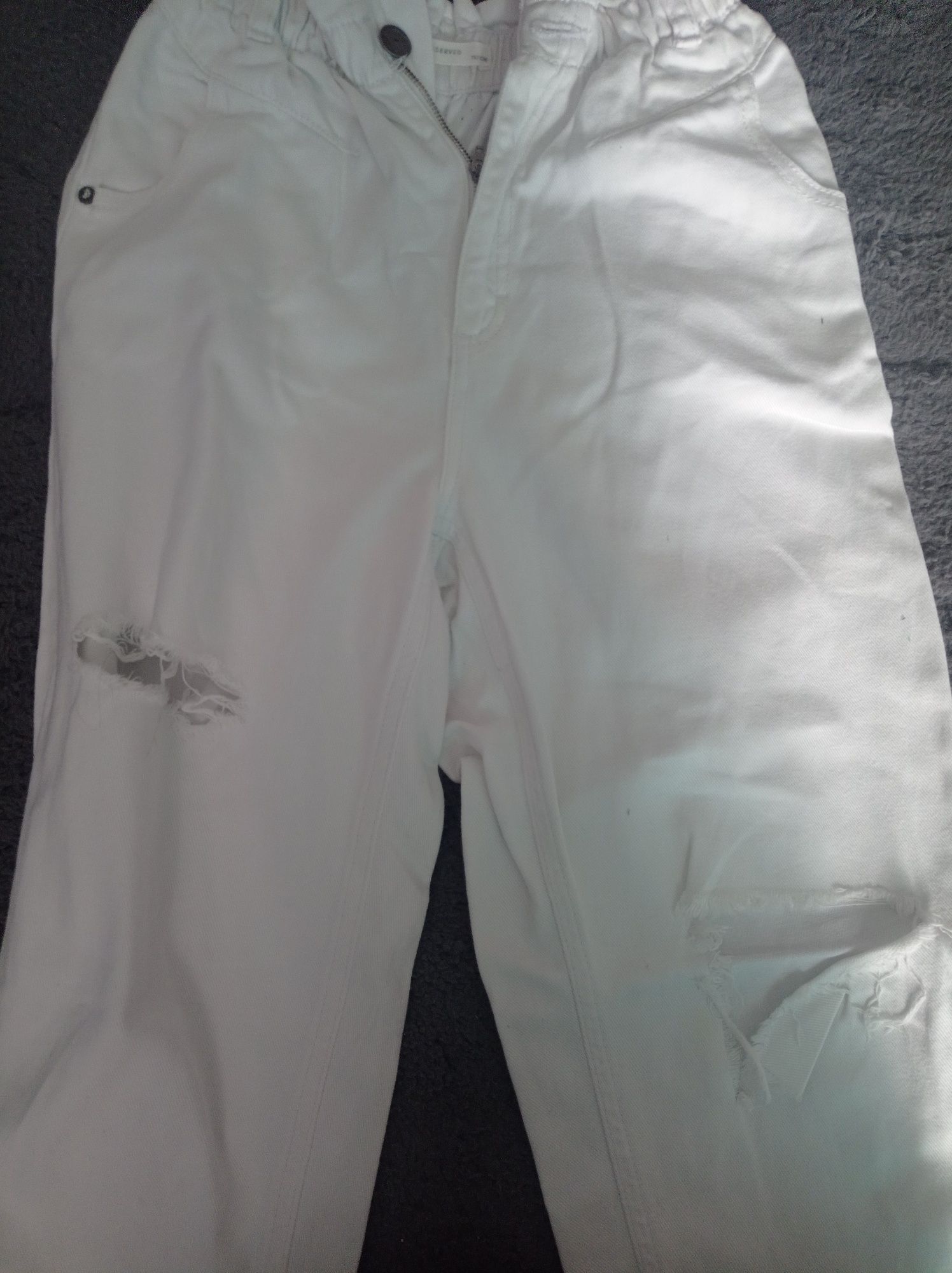 Spodnie Reserved 146 białe z dziurami