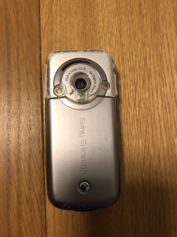 Telefon Sony Ericsson k700i + ładowarka +biurkowy zestaw glośnomówiący