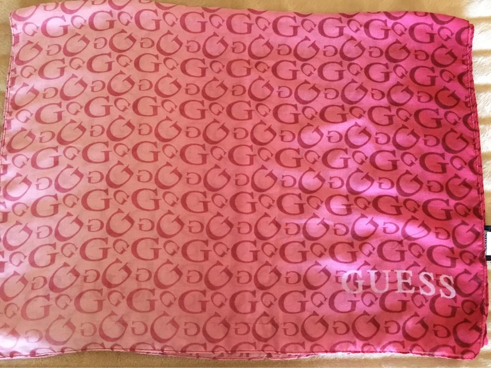 Lenço rosa Guess