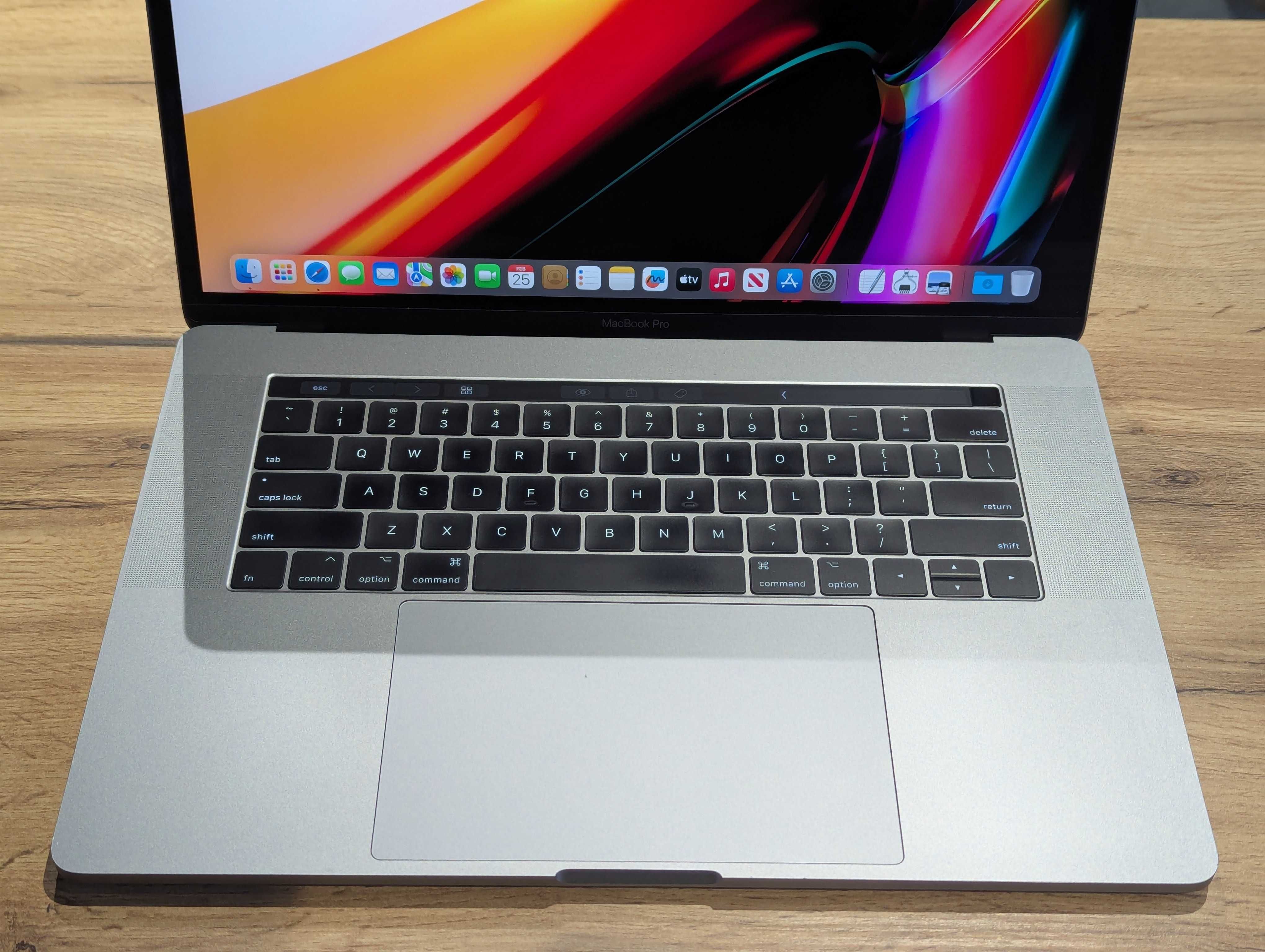 Macbook pro 15 2017 core i7 2.8ghz 16/512gb pro 555 2gb