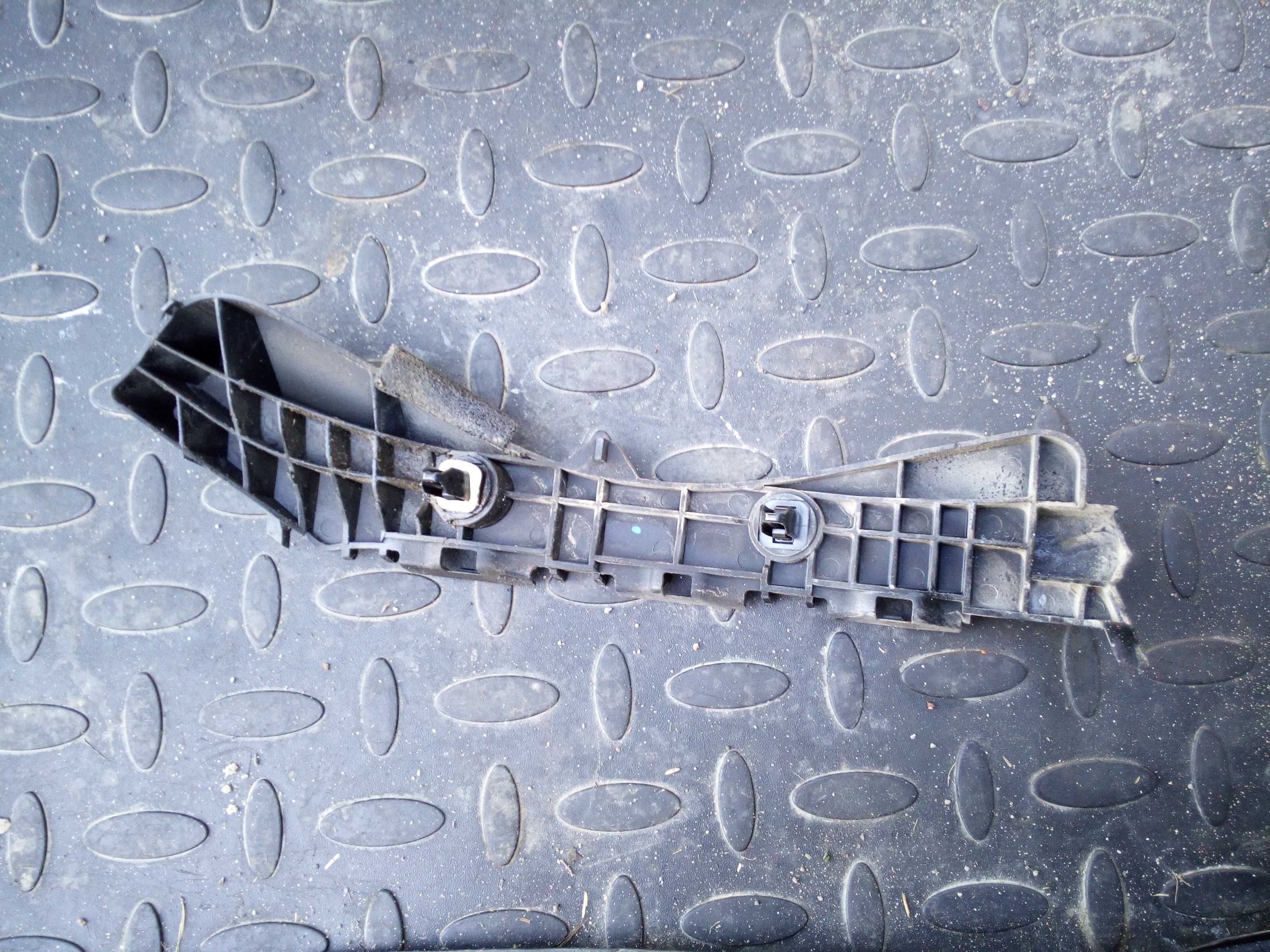 TOYOTA AURIS 06-12 ślizg zderzaka prawy tył