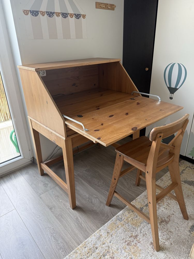 Drewniane biurko sekretarzyk Ikea Leksvik z krzesłem