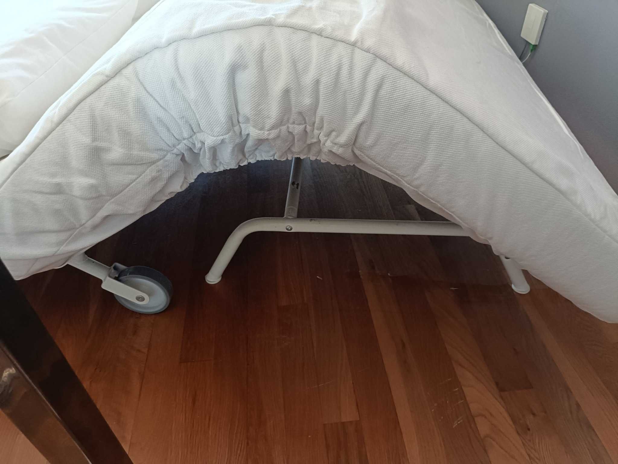Sofá cama bege com estrado e rodas