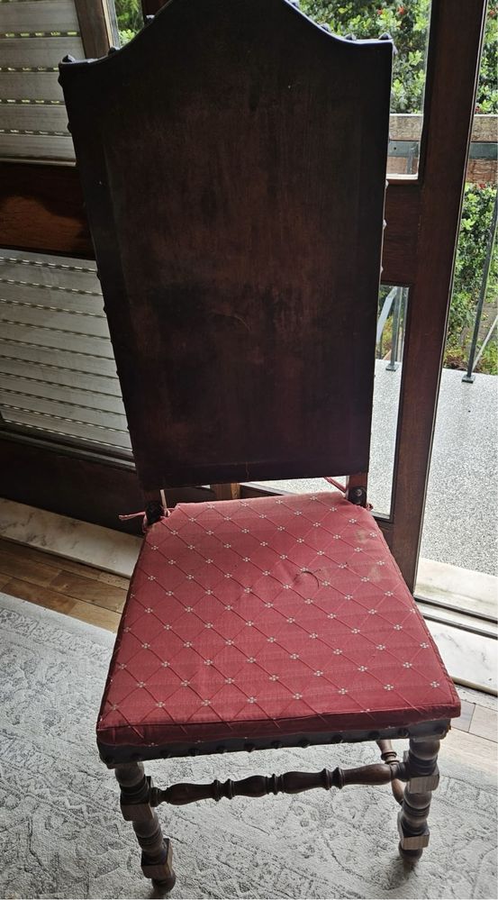 Cadeiras de madeira e couro antigas