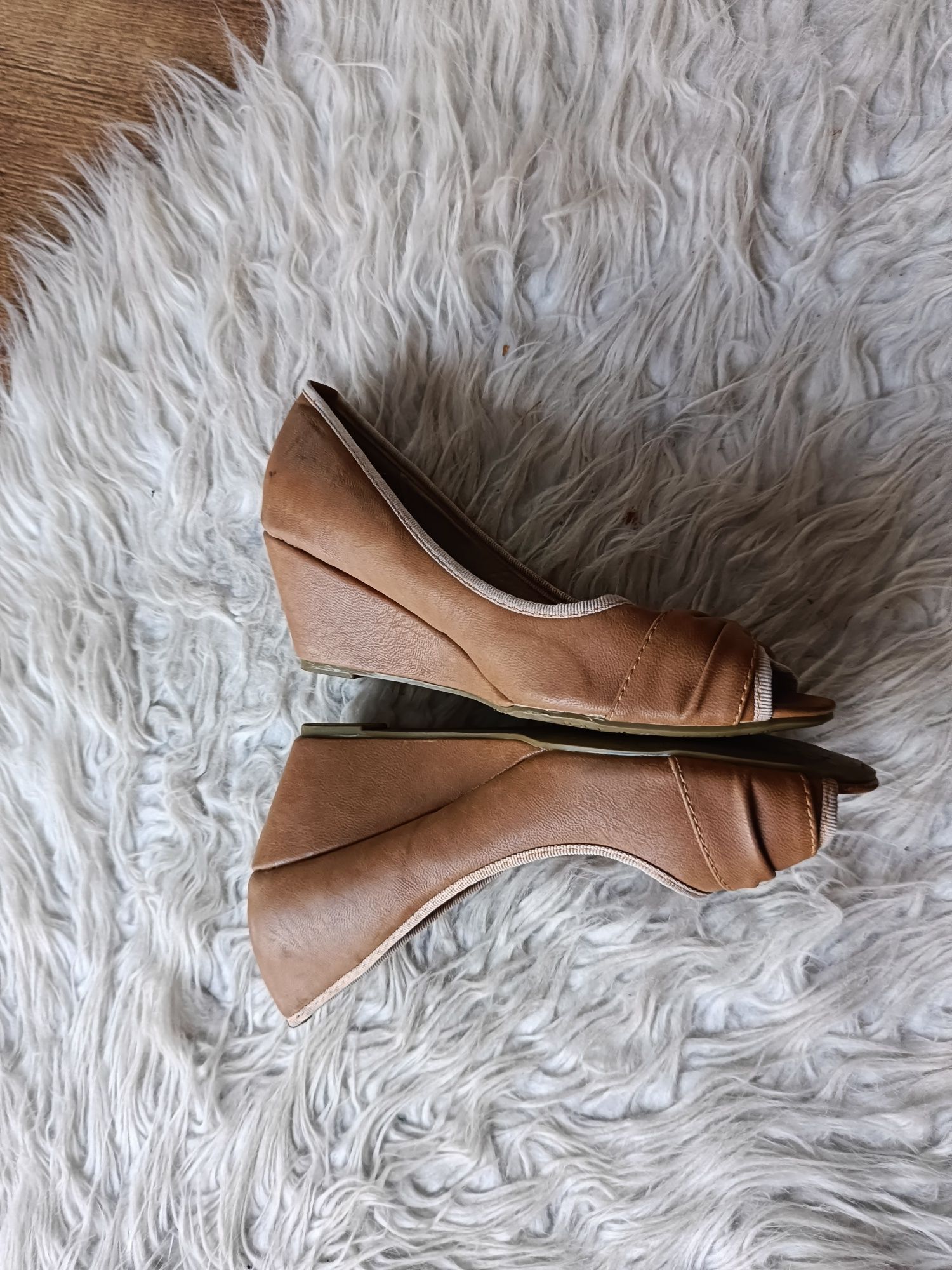 Buty na koturnie z odkrytym palcem