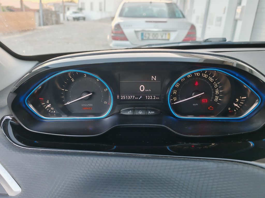Peugeot 2008 1.6HDI 2-Tronic - Allure