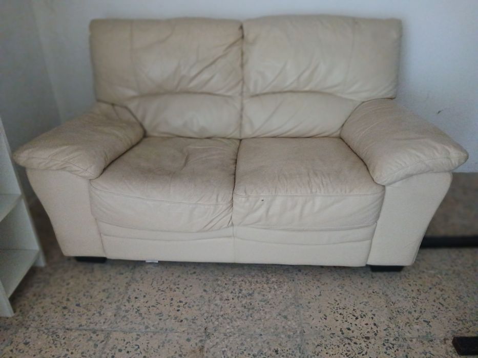 Cortinados, estantes, cadeira romama, sofá,  piso emborrachado, planta