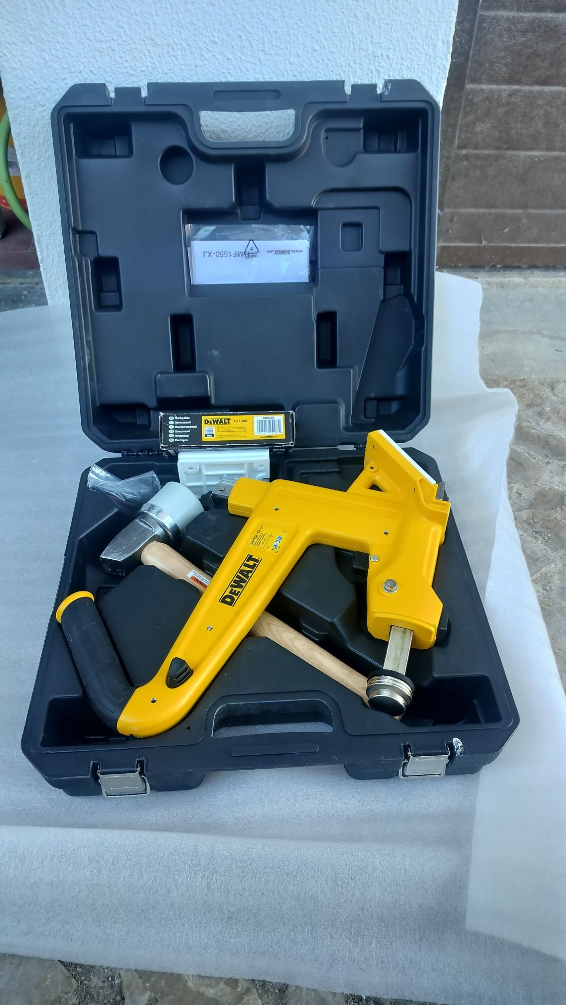 Pregadora Manual para Soalhos DeWalt DMF 1550 XJ