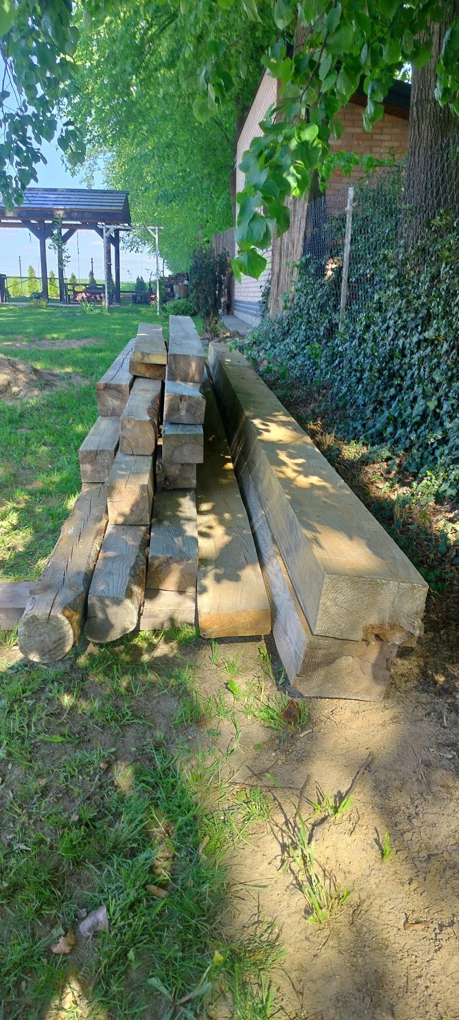 Pozostałości po konstrukcji dachu, więźba, kantówka 14 x14