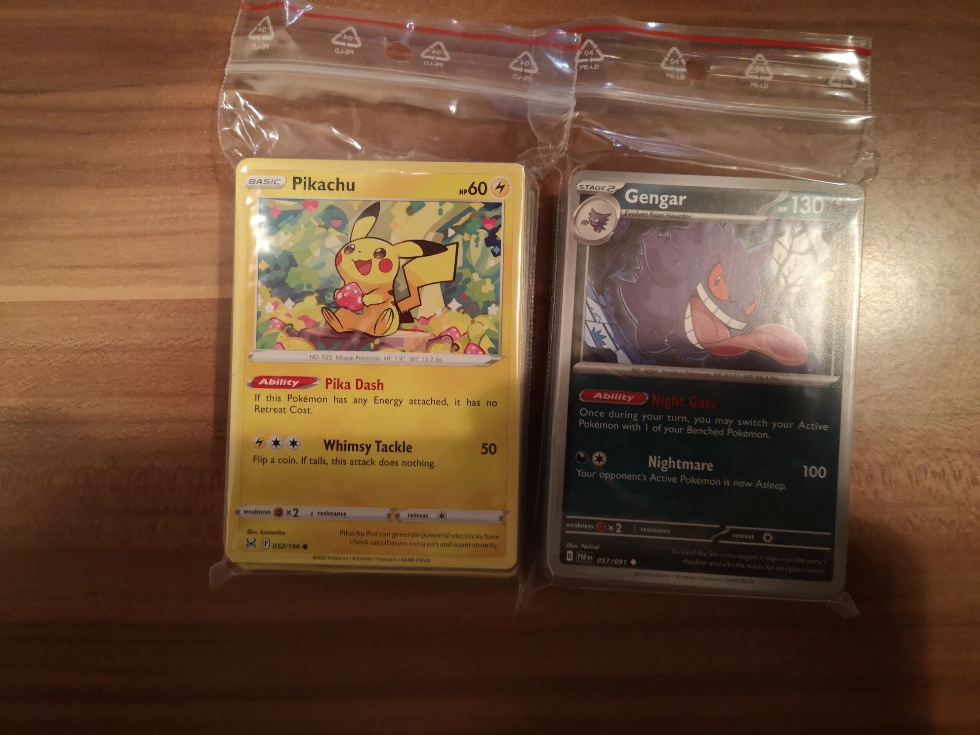 250 kart zwykłych + 50 holo Pokemon