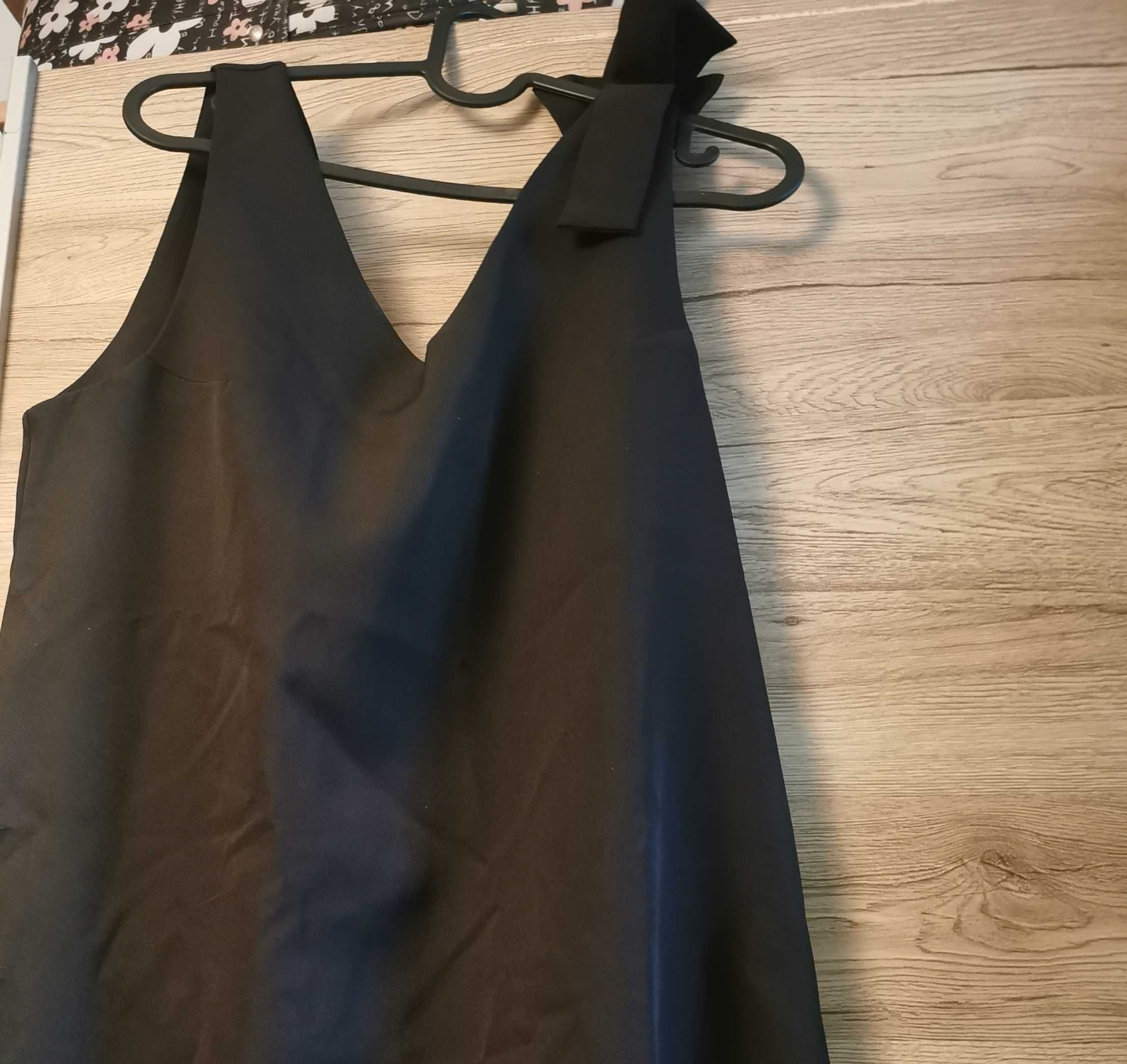 Sukienka z kokardą na ramieniu czarna XL