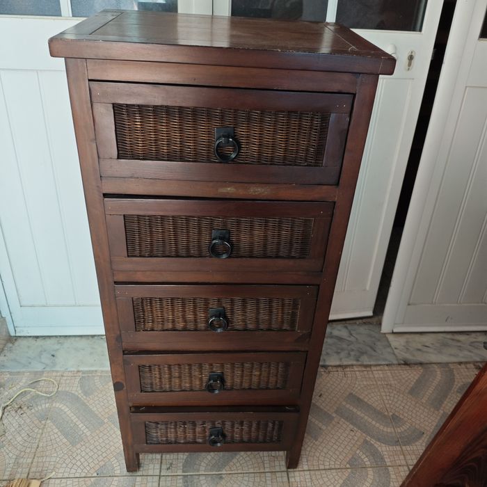 2 camiseiros de madeira com 5 gavetas oferta da mesa de cabeceira 150€