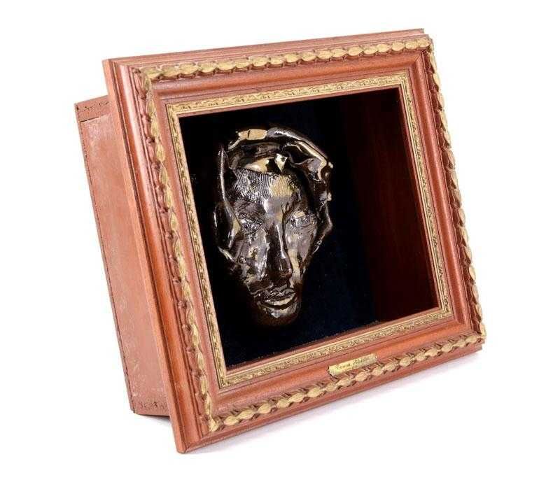 Quadro com máscara em barro vidrado - Teresa Silvestre (1993)