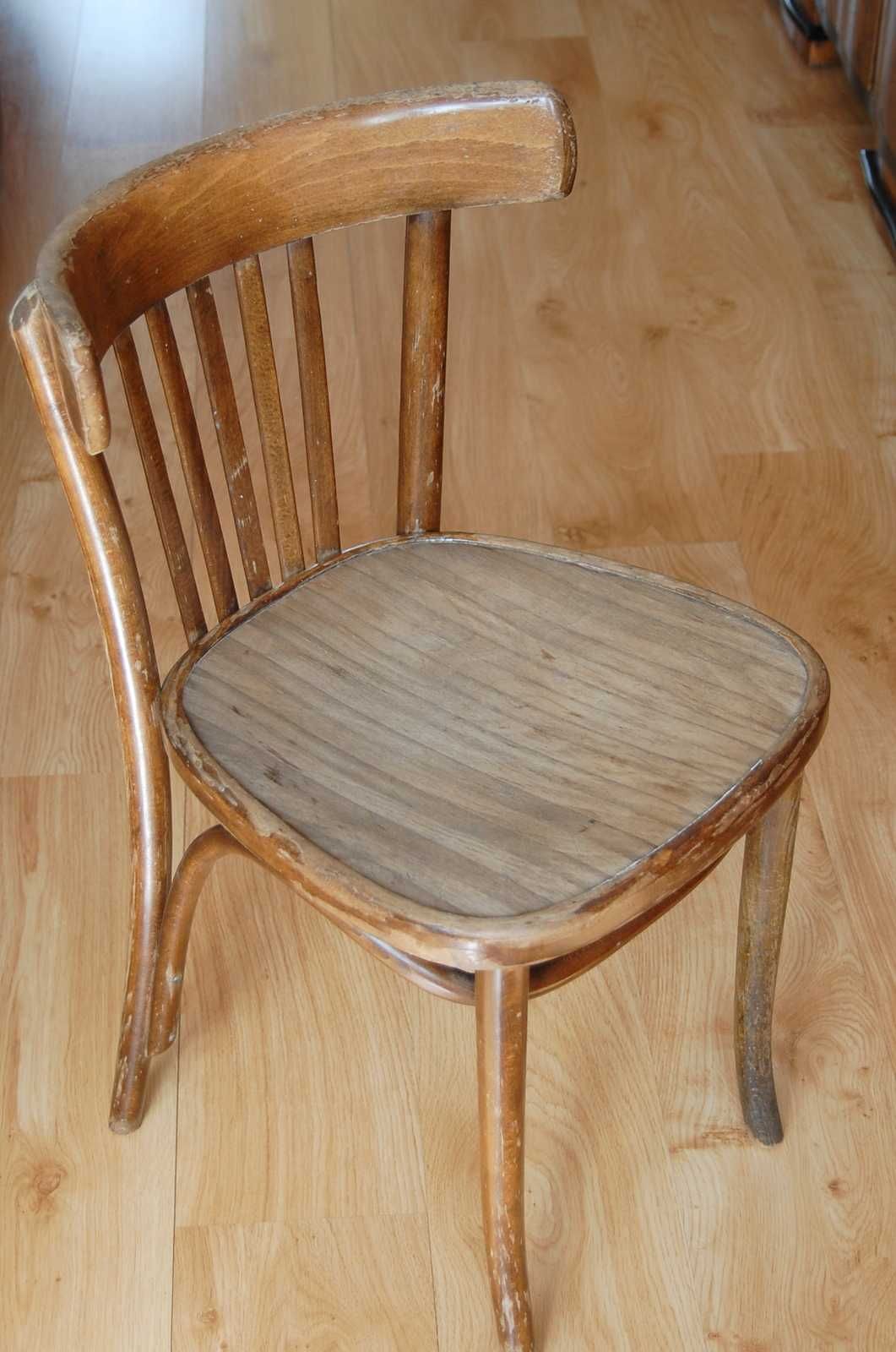 Czasy PRL. Stare drewniane krzesło. Krzesło gięte Radomsko.