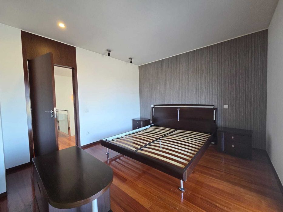 Cama de casal em bom estado de conservação.